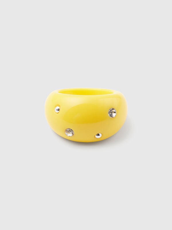 Anello giallo con strass e borchie Donna