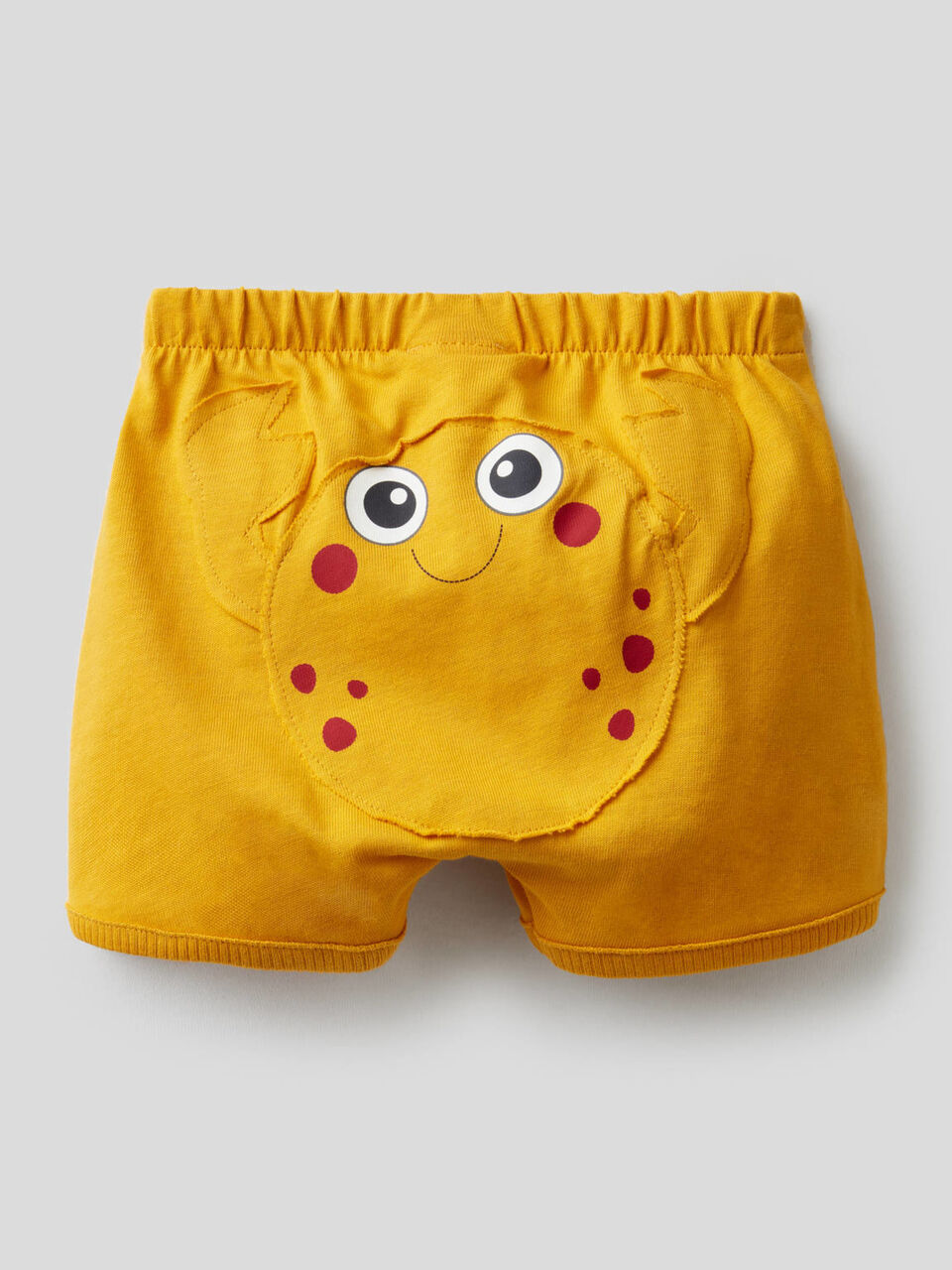 Shorts con maxi patch sul retro image number 2