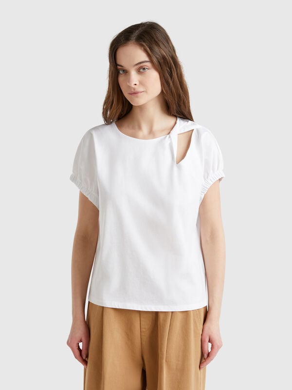 Maglietta con nodo e cut out Donna