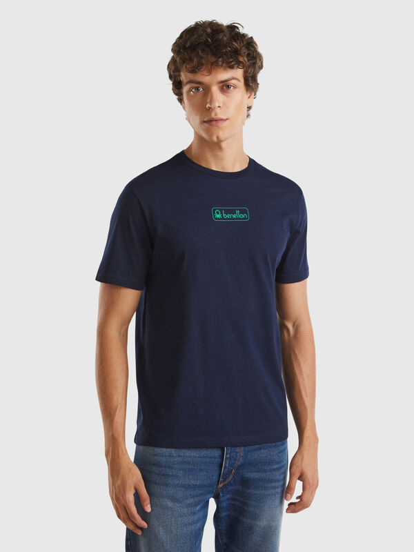 T-shirt blu scuro in cotone bio con logo verde Uomo