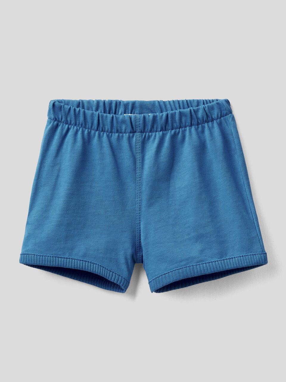 Shorts con patch sul retro image number 1