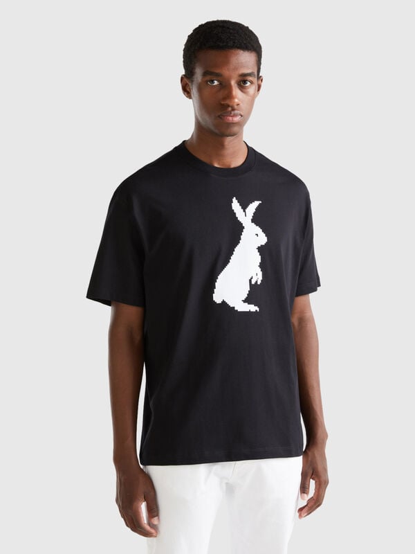 T-shirt nera con stampa coniglio