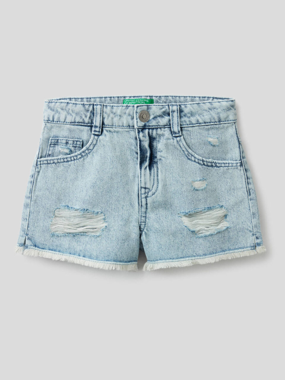 Shorts in jeans con aspetto vissuto image number 1