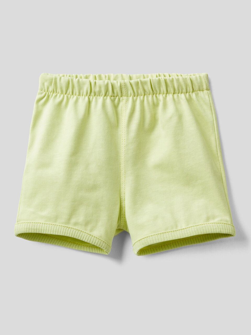 Shorts con patch sul retro image number 1