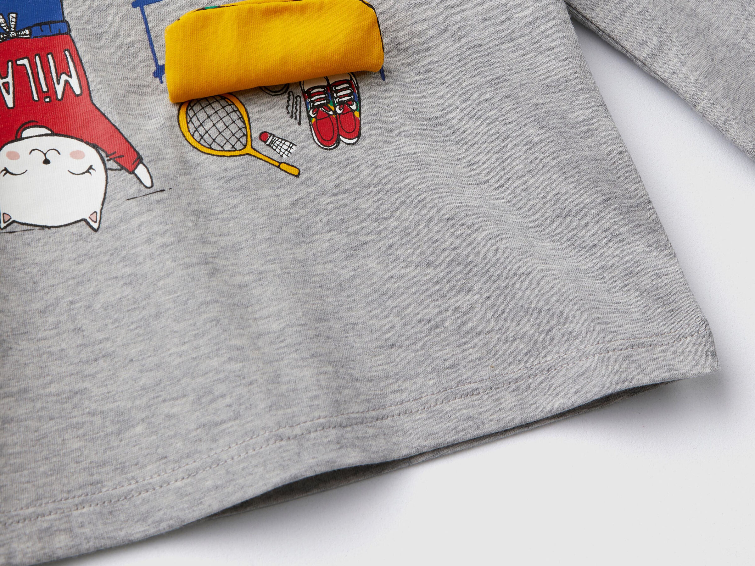 T-shirt con stampa e patch image number null