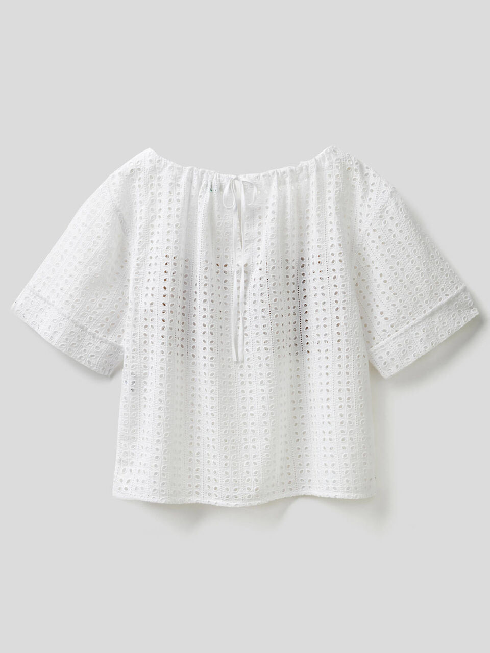 Blusa traforata con tasche image number 2